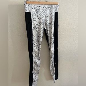 Lululemon Swift Speed black leggings with white pattern front Size 4. 28” inseam